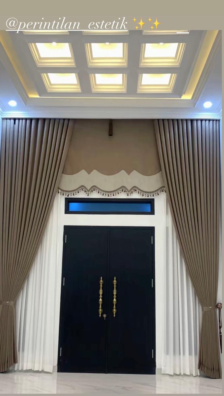 Gorden taupe dengan valance berumbai dan vitrase putih